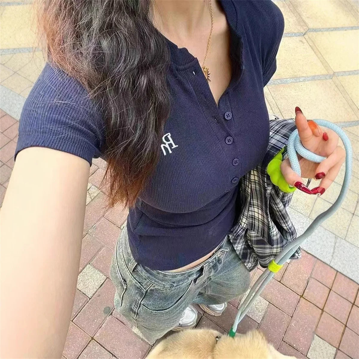 camiseta feminina com decote em v manga curta