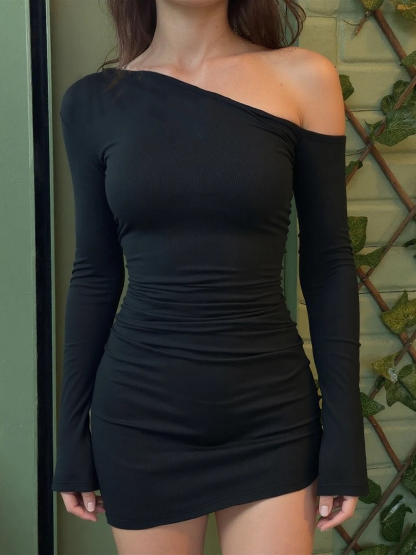 Dulzura ombro inclinado manga longa mini vestido feminino