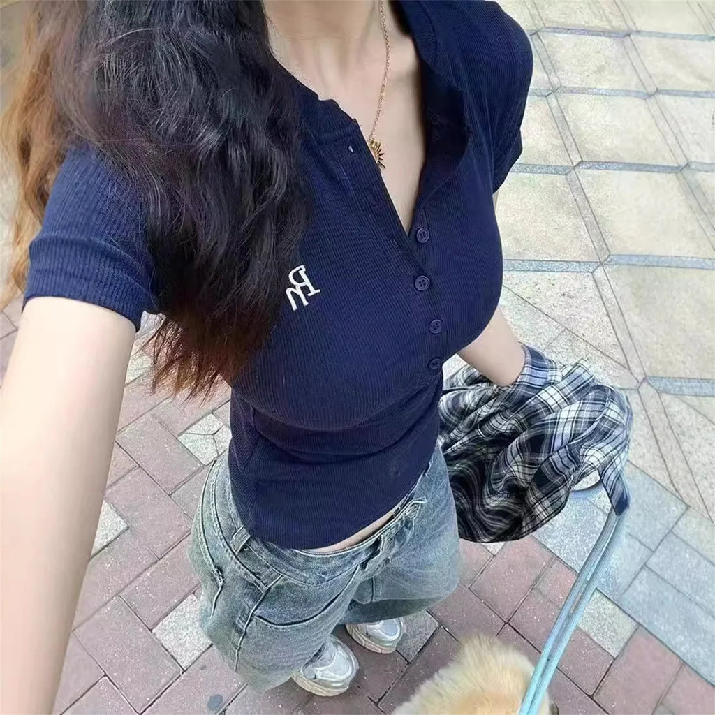 camiseta feminina com decote em v manga curta