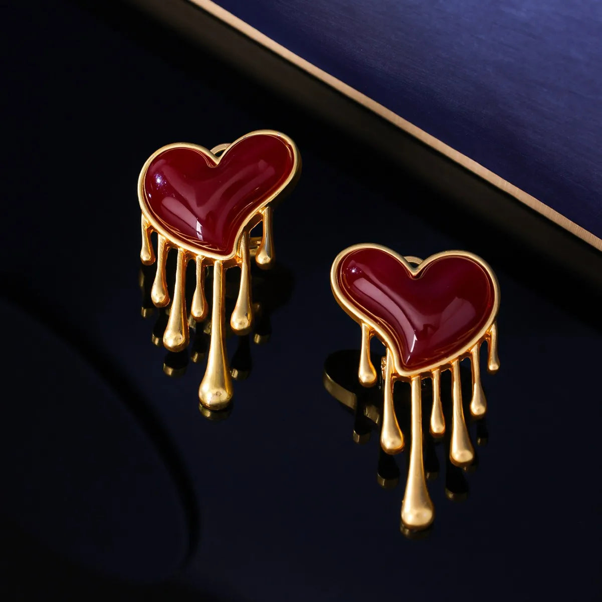 Brincos vintage em formato de coração vermelho francês