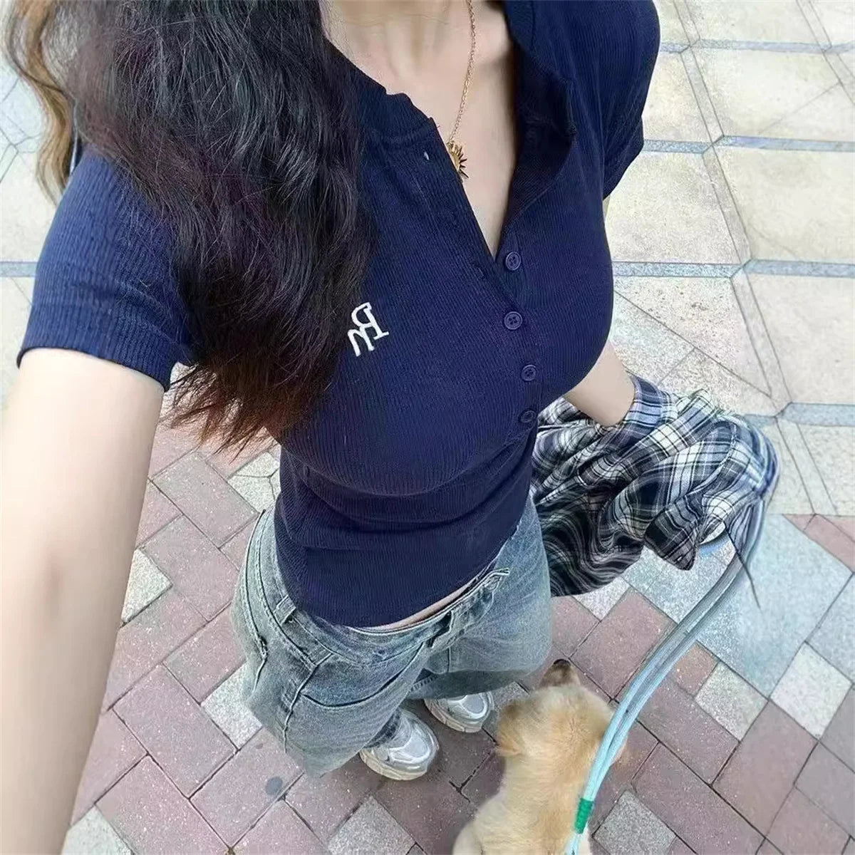 camiseta feminina com decote em v manga curta