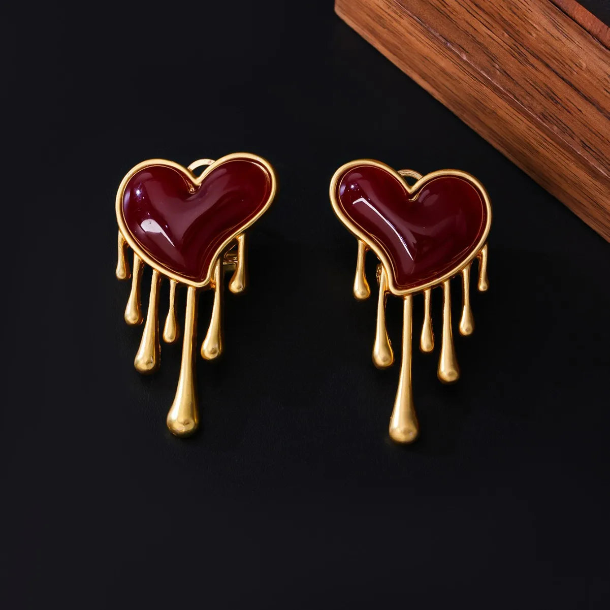 Brincos vintage em formato de coração vermelho francês