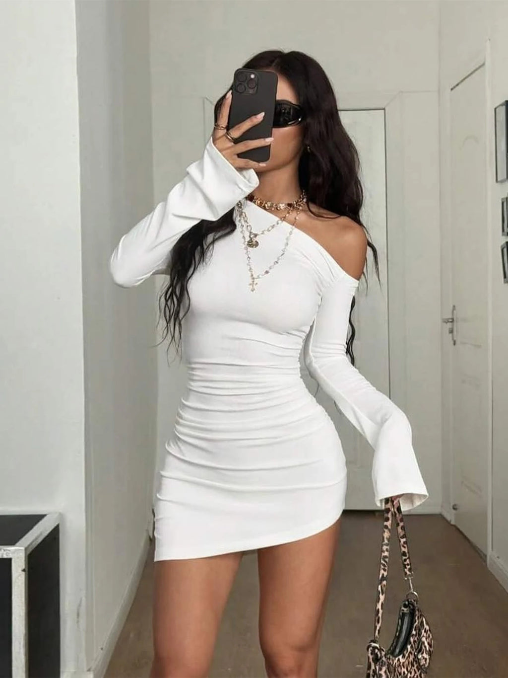 Dulzura ombro inclinado manga longa mini vestido feminino