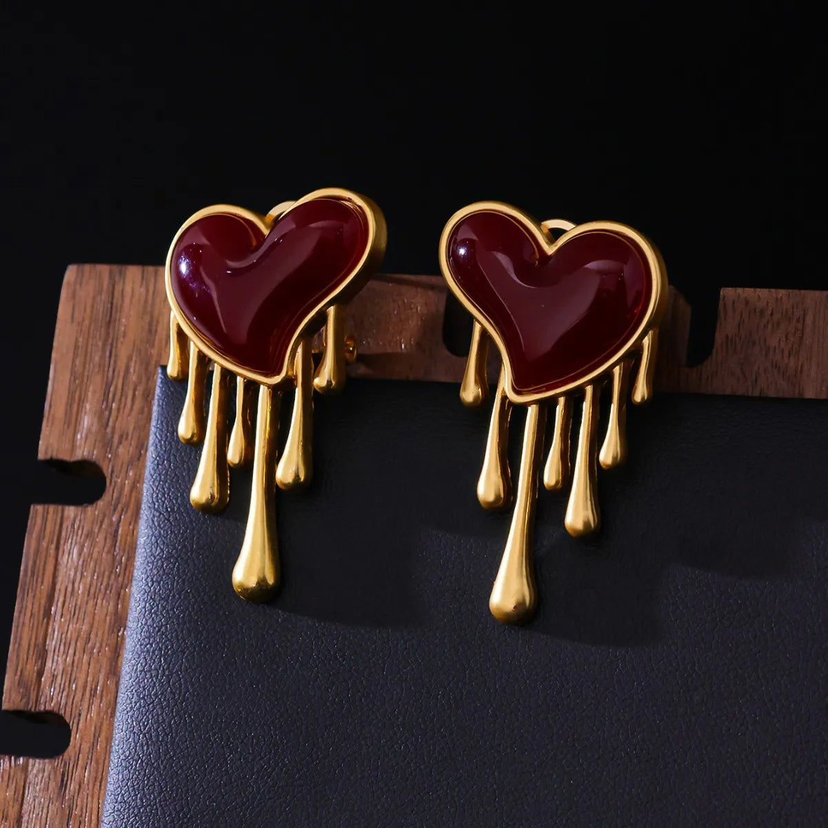Brincos vintage em formato de coração vermelho francês