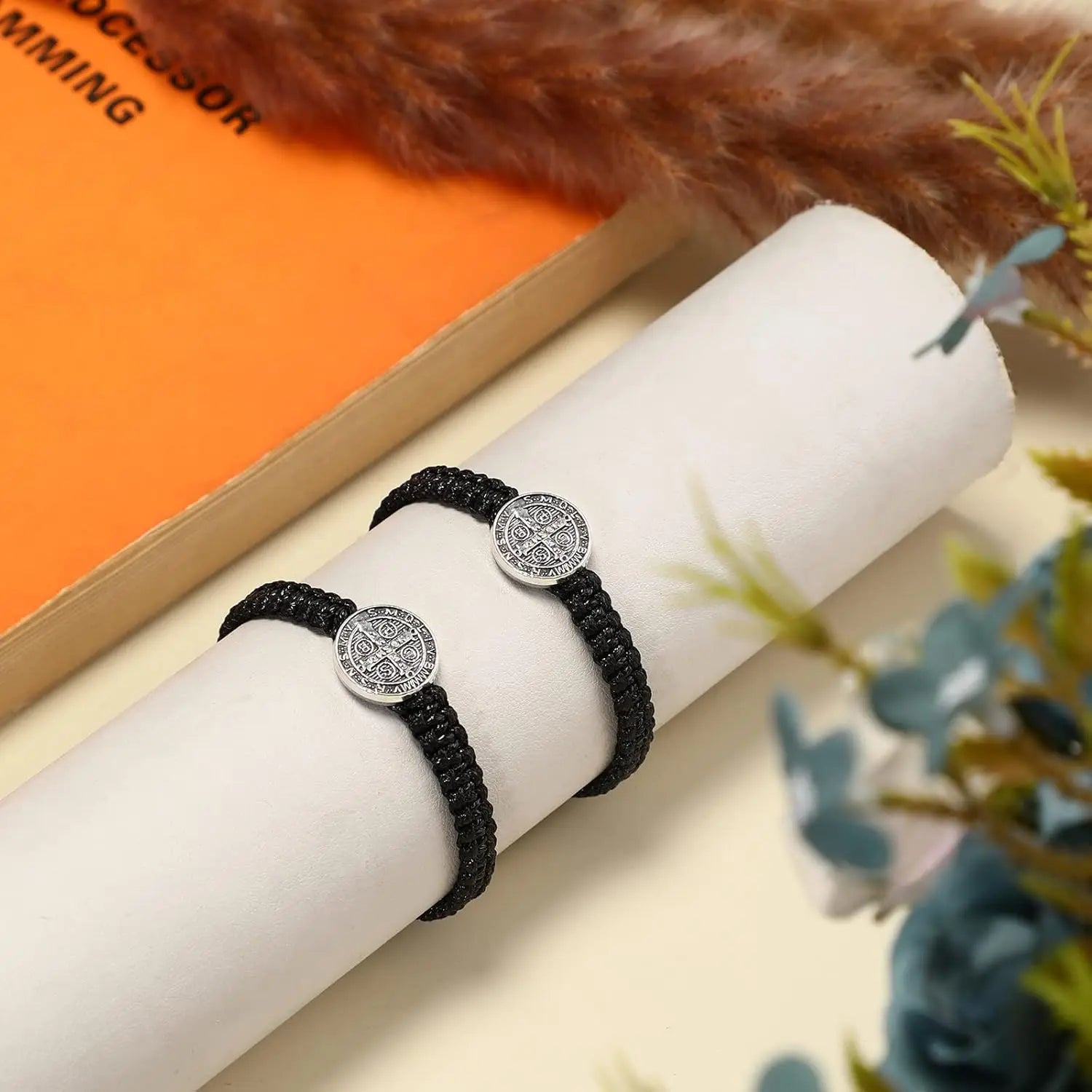 2 peças pulseiras com medalha católica de São Bento, pulseiras ajustáveis de corda preta e vermelha, joias religiosas, presentes para homens e mulheres