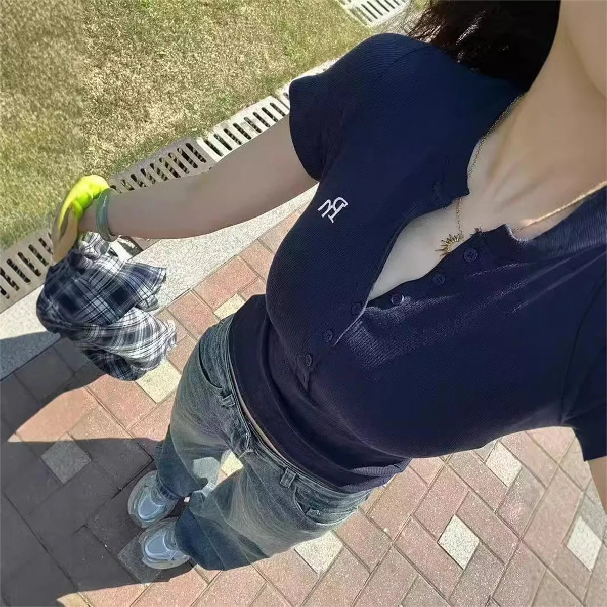 camiseta feminina com decote em v manga curta