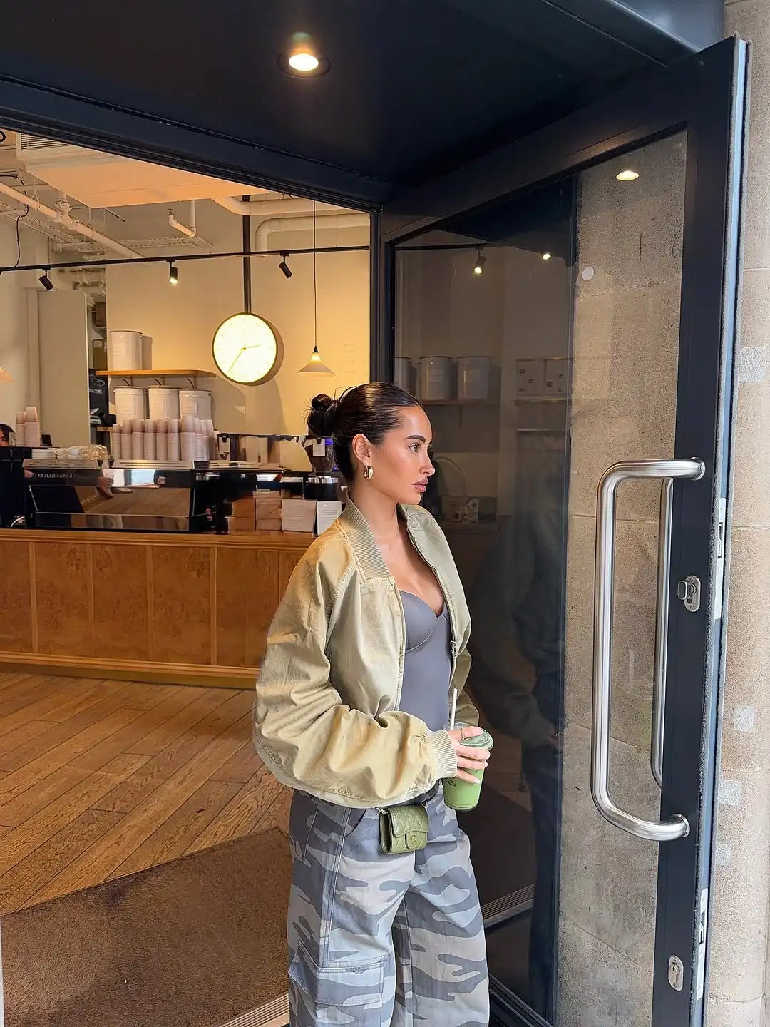 Jaquetas Bomber Cropped Femininas em Caqui com Gola Lapela, Fechamento Total com Zíper, Detalhes de Bolso, Manga Longa, Moda Casual Y2K